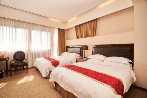 Llit o llits en una habitació de Resort One Hotel