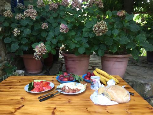 una mesa con platos de comida y verduras. en Poraika studios, en Raches