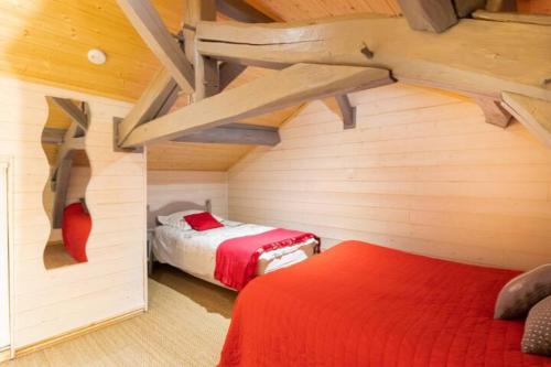 Gîte Tour du Rocher tesisinde bir odada yatak veya yataklar