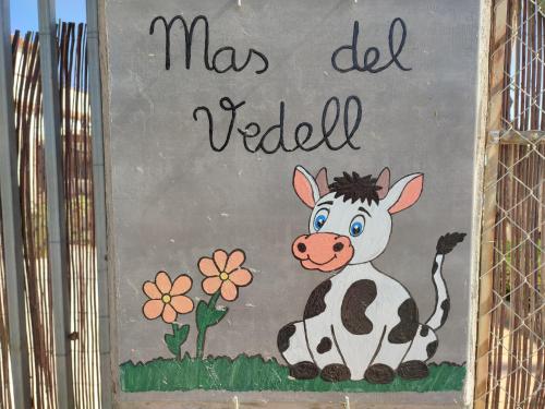 ランポーヤにあるCasa Mas del Vedellの牛の看板