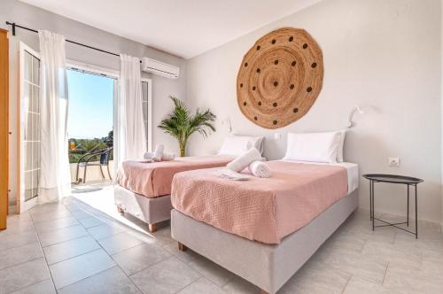 Säng eller sängar i ett rum på Elena-Stella Apartments Arillas Corfu