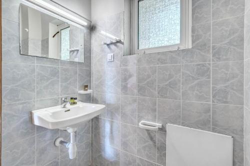 Bathroom sa Elena-Stella Apartments Arillas Corfu