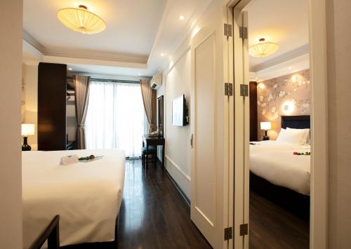 
Cama o camas de una habitación en Golden Legend Boutique Hotel
