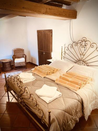 1 dormitorio con 1 cama grande con sábanas blancas en In Castello, en Gallicano