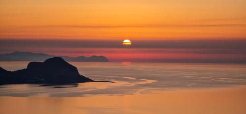 a sunset over the ocean with the sun in the sky at B&B Aria di Mare - Pollina Sicilia in Finale