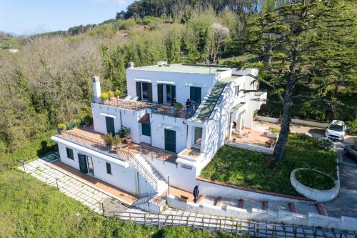 una vista aerea di una casa bianca di Villa Maìki a Torca