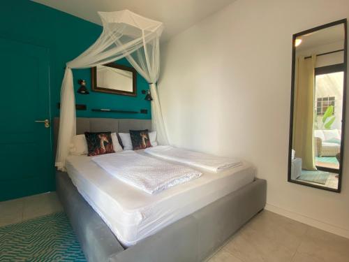 um quarto com uma cama branca e um espelho em Casa Previsio em Cala Pi