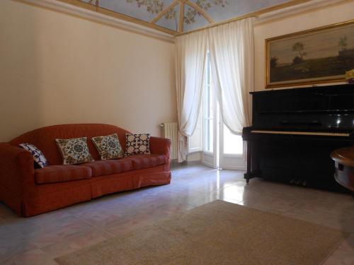 - un salon avec un canapé et un piano dans l'établissement L'Orto di Sant'Andrea, à Pise