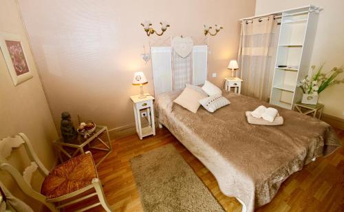 a bedroom with a large bed with pillows on it at Résidence LE11B in Uzerche