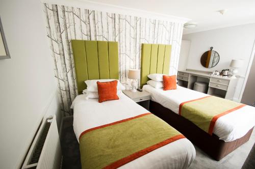 Una cama o camas en una habitación de Crown Hotel Wetheral