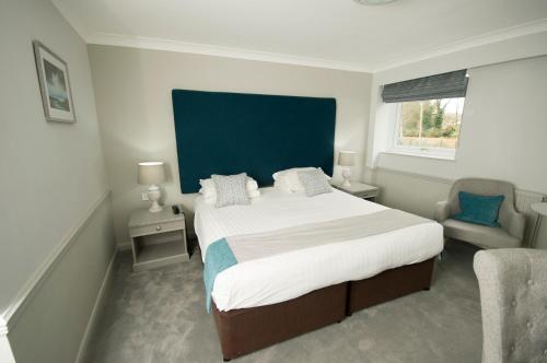 Una cama o camas en una habitación de Crown Hotel Wetheral