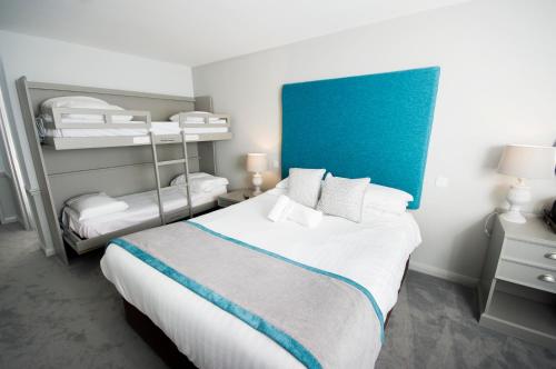 Una cama o camas en una habitación de Crown Hotel Wetheral