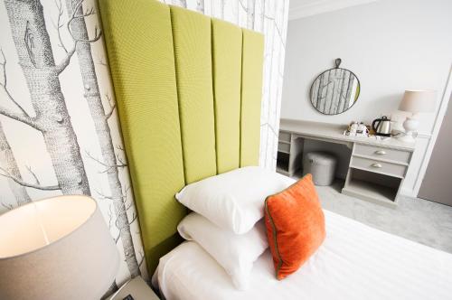 Una cama o camas en una habitación de Crown Hotel Wetheral