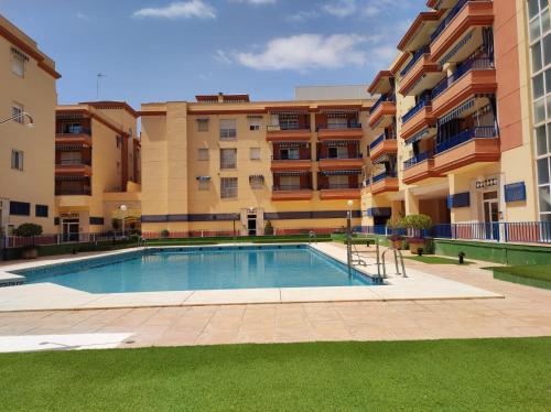 uma piscina em frente a um edifício de apartamentos em Paraiso Sol Lovely 1 bedroom in Torrox Costa em Torrox Costa