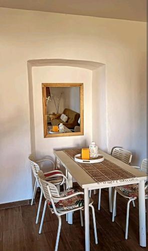 - une salle à manger avec une table, des chaises et un miroir dans l'établissement Appartement Vue mer en plein centre de Cargese, à Cargèse