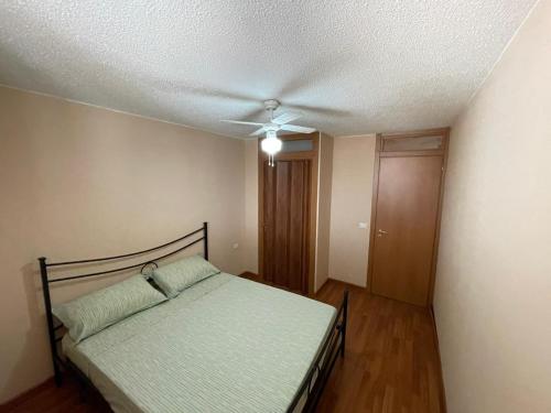 - une chambre avec un lit et un ventilateur de plafond dans l'établissement Costa Saracena Sole, Mare e Relax, à Augusta