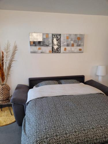 - une chambre avec un lit doté d'un couvre-lit dans l'établissement O logis du Port, à Argelès-sur-Mer