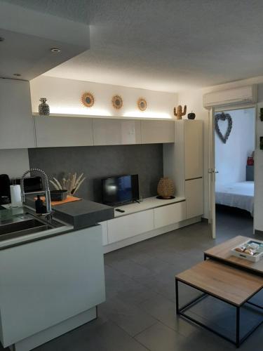 Kuchyň nebo kuchyňský kout v ubytování O logis du Port