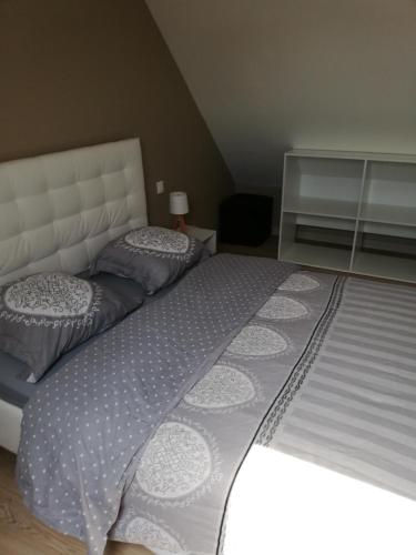 a bedroom with a large bed with two pillows at Kerguil-léon maison familiale 2 chambres, plages à 10 min en voiture in Moëlan-sur-Mer