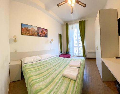 ローマにあるB&B Mazziniのベッドルーム1室(大型ベッド1台、緑の毛布付)