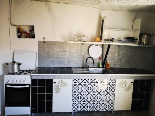 a small kitchen with a sink and a stove at Suite Zen y Cueva Refugio in Tenteniguada