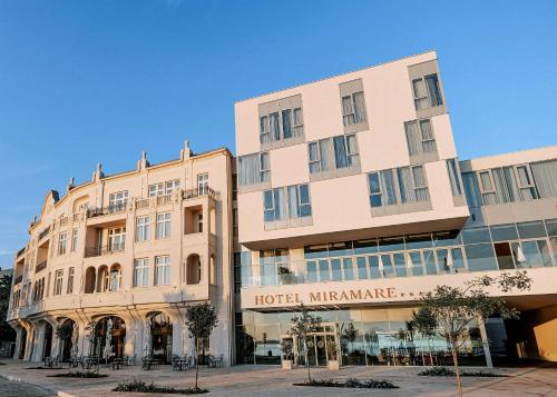 ein Gebäude mit einem Hotel Minarette in der Unterkunft Hotel Miramare in Crikvenica