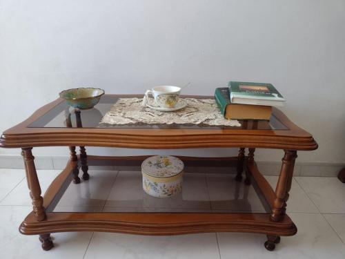 una mesa de centro con dos tazas y un libro en Precioso apartamento en San Vicente de O Grove, en San Vicente de O Grove