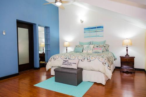 Un dormitorio con una cama con un cartel. en Sweet Kensville @ New Kingston en Kingston