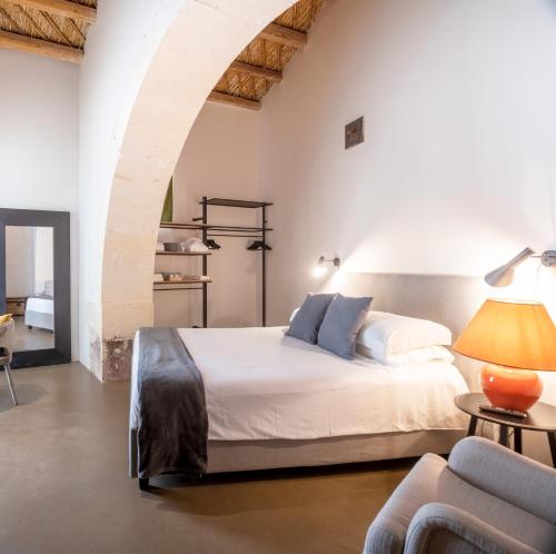 Postel nebo postele na pokoji v ubytování PALAZZO TRIGONA DEPENDANCE