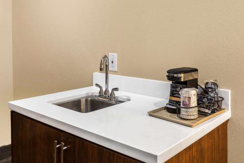 A kitchen or kitchenette at Comfort Suites San Jose Airport