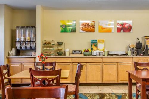 a fast food restaurant with a table and chairs at Quality Inn & Suites Santa Rosa South in Santa Rosa
