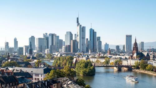 widok na miasto z rzeką i budynki w obiekcie Scandic Frankfurt Museumsufer w Frankfurcie nad Menem