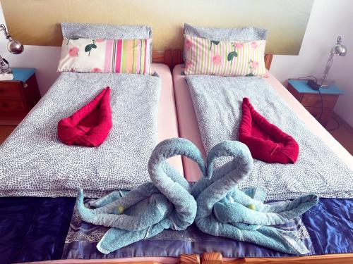 2 Betten mit herzförmigen Handtüchern in der Unterkunft Tarida`Guesthouse in Braunschweig