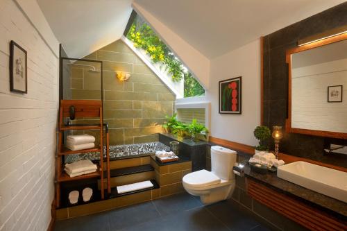 Koupelna v ubytování Amanvana Spa Resort, Coorg
