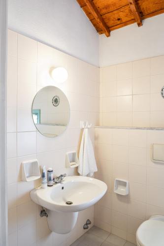 Bilik mandi di Samos Wine Factory Guesthouse Villa