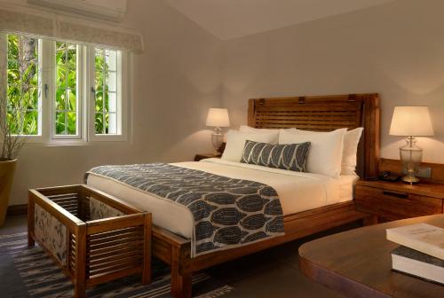 Un pat sau paturi într-o cameră la Amanvana Spa Resort, Coorg