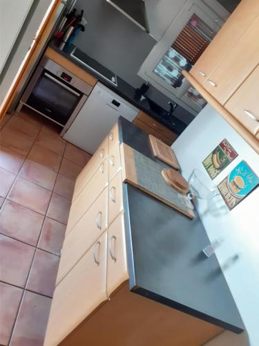  Elle comprend une cuisine équipée d'un réfrigérateur. dans l'établissement Villa club Sanary dans résidence fermée et arborée 10min a pied de la plage, à Sanary-sur-Mer