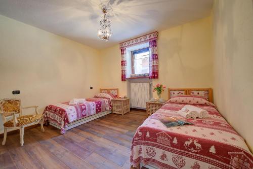 Giường trong phòng chung tại Baita La Ciaburna skiing nearby - Happy Rentals
