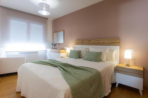 Ліжко або ліжка в номері ARYSA BURELA - Gavia 1 - 2 habitaciones y 1 baño
