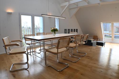 a dining room with a table and chairs at Heuboden in Geschendorf