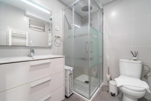 阿利坎特的住宿－Myflats Premium Teatro，带淋浴和卫生间的白色浴室