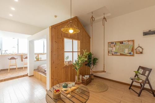 a living room with a table and a bedroom at King'sLandind BnB in Chongqing