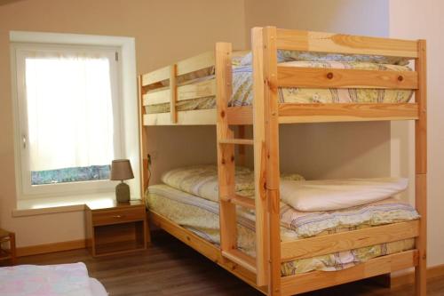 Двуетажно легло или двуетажни легла в стая в LA CIESA DEI SIORI