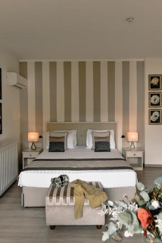 a bedroom with a large bed and two lamps at Hotel Tigullio Et De Milan in Santa Margherita Ligure