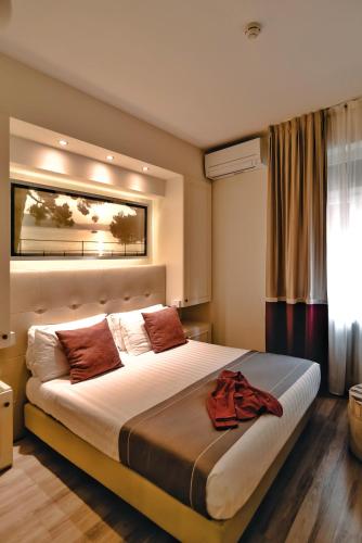 a bedroom with a large bed in a room at Hotel Tigullio Et De Milan in Santa Margherita Ligure
