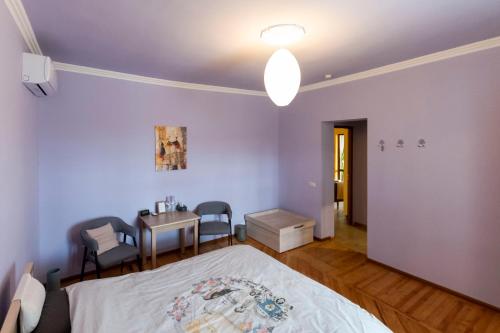 a bedroom with a bed and a table and chairs at Bed & Breakfast 3 Gs in Goghtʼ