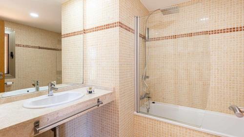 Un baño con lavabo y ducha en Villa Vento by Calima Villas, en Costa de Antigua