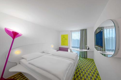 
Ein Bett oder Betten in einem Zimmer der Unterkunft prizeotel Bremen-City
