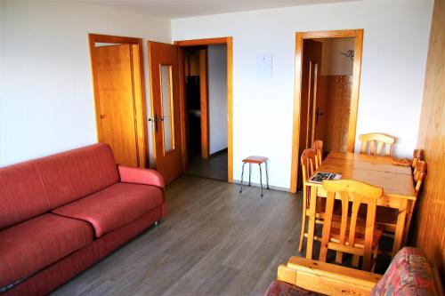 Ein Sitzbereich in der Unterkunft Mont Rouge VIEW & CENTER apartments by Alpvision Résidences