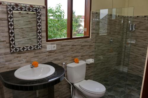 Kamar mandi di Mira Family Cottages